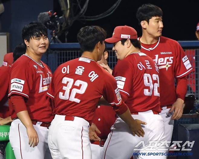 7일 서울 잠실구장에서 열린 SSG-LG전. 7회말 1사 1, 3루에 등판한 이로운이 병살타로 위기를 넘긴 후 환영받고 있다.  잠실=정재근 기자 cjg@sportschosun.com/2025.9.7/
