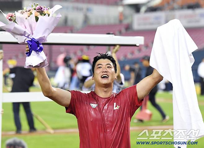 7일 서울 잠실구장에서 열린 SSG-LG전. SSG가 7대3으로 승리했다. 2000 탈삼진 대기록을 달성한 김광현이 경기 후 후배들의 물세례를 받은 후 팬들에게 인사하고 있다. 잠실=정재근 기자 cjg@sportschosun.com/2025.9.7/