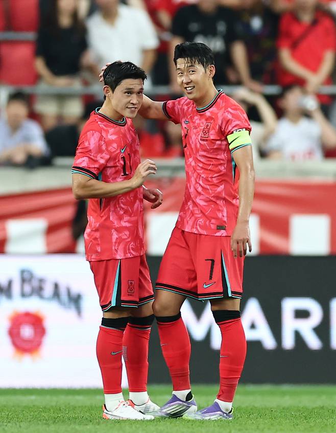 대화 나누는 손흥민-이동경

    (해리슨[미국 뉴저지주]=연합뉴스) 윤동진 기자 = 6일(현지시간) 미국 뉴저지주 해리슨 스포츠일러스트레이티드 스타디움에서 열린 한국 대 미국 친선경기에서 손흥민이 교체되기 전 이동경과 대화를 나누고 있다. 2025.9.7