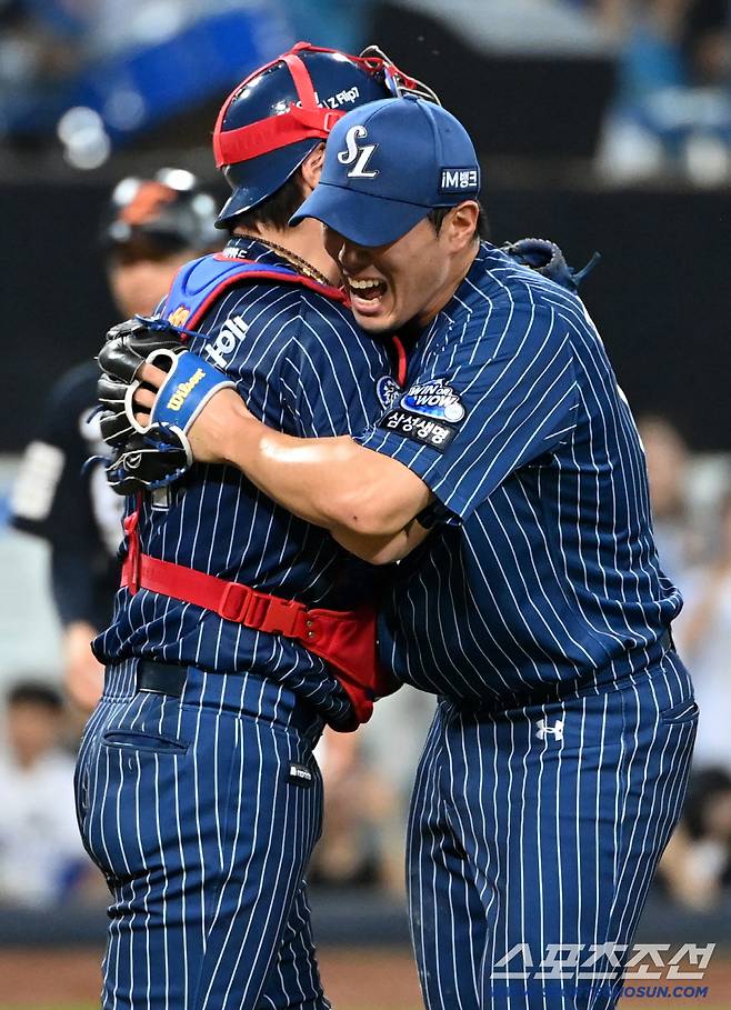 7일 대구 삼성라이온즈파크에서 열린 한화와 삼성의 경기, 삼성이 4대3으로 승리했다. 9회초 2사 만루 위기를 막아내며 경기를 끝낸 김재윤-강민호 배터리가 기쁨을 나누고 있다. 대구=허상욱 기자wook@sportschosun.com/2025.09.07/