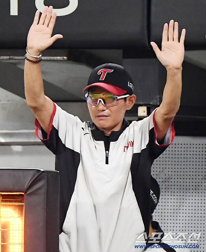 24일 광주 기아 챔피언스필드에서 열린 LG-KIA전. 8회초 무사 2, 3루 김현수가 스리런포를 친 후 염경엽 감독의 환영을 받고 있다. 광주=정재근 기자 cjg@sportschosun.com/2025.7.24/
