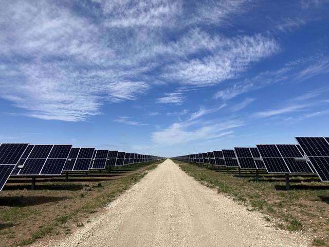 정부는 산업부의 에너지 기능을 환경부로 이관하는 ‘기후에너지환경부’ 조직개편안을 지난 7일 발표했다. 사진은 미국 텍사스 주 콘초밸리 태양광 발전소. / 한국중부발전