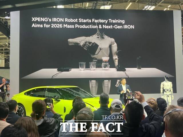 허 샤오펑 샤오펑 회장이 8일(현지시간) 독일 뮌헨 IAA 모빌리티 2025 샤오펑 부스에서 미래 사업을 언급하고 있다. /최의종 기자