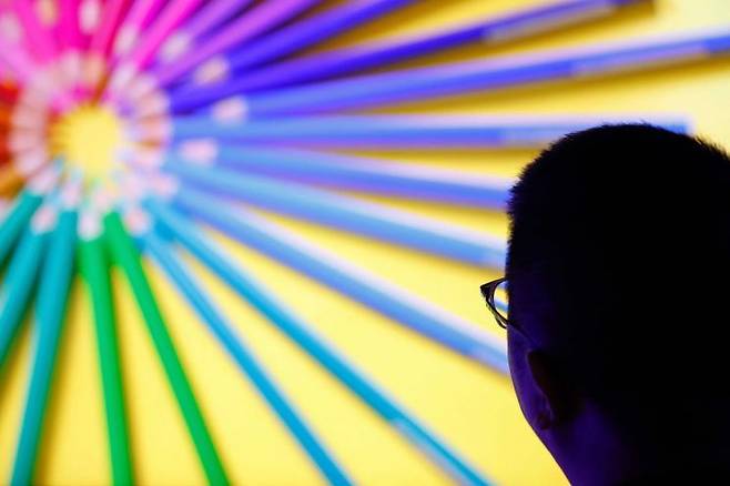 IFA 국제 가전 박람회에서 중국 전자제품 제조업체 하이센스의 스탠드에 전시된 화면을 방문객이 바라보고 있다. AFP연합뉴스