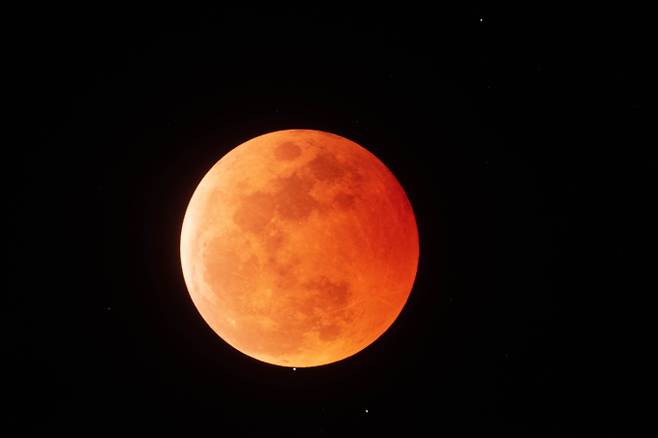 9월 8일 개기월식, 블러드문 관측 가능 ©한국천문연구원 전영범 책임연구원 촬영 2022년 11월 8일 개기월식 사진