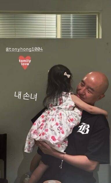 ‘조카 입양’ 홍석천, 손녀 안고 행복한 미소 (출처: 홍석천 인스타그램)