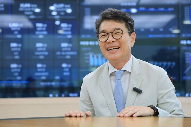 성동구의 24시간 현황을 실시간으로 보여주는 전광판 앞에 선 정원오 청장은 "휴대전화와 구청 홈페이지로 쏟아지는 구민들 민원 문자가 제 에너지의 원천"이라며 웃었다./박성원 기자