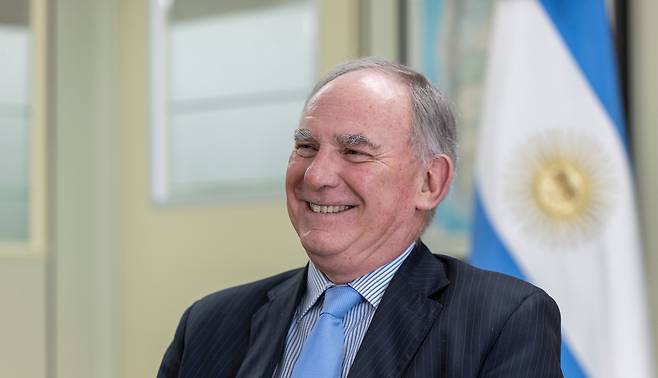 서울 용산구 주한아르헨티나대사관에서 루이스 루세로 아르헨티나 경제부 광업차관이 본지와 인터뷰를 하고 있다. /김지호 기자