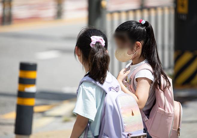 서울의 한 초등학교에서 학생들이 하굣길에 나서고 있다. 기사 내용과 관계없음 /뉴스1