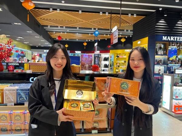 롯데면세점에서 판매되는 바샤커피 단독 상품을 직원들이 소개하고 있다. /롯데면세점 제공