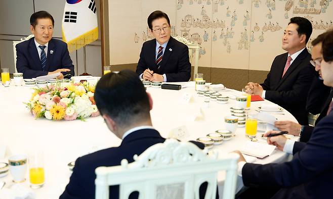 이재명 대통령이 8일 용산 대통령실에서 여야 지도부 오찬 회동을 하고 있다. /대통령실통신사진기자단