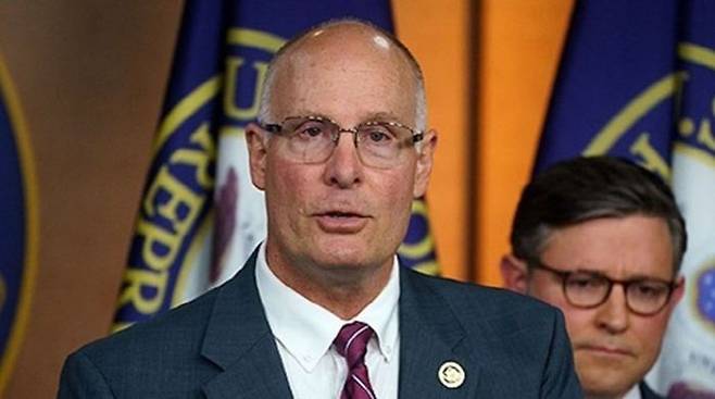 존 물레나 미국 하원 미·중 전략경쟁특별위원회 위원장이 지난해 9월10일 미 워싱턴 DC 국회의사당에서 열린 기자회견에서 발언하고 있다. ⓒ EPA/연합뉴스