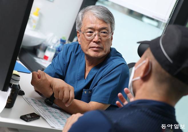진료실에서 환자의 이야기를 듣는 고영초 병원장. 신경외과 전문의지만 환자들이 물으면 발의 무좀 문제까지 열심히 답해준다.  변영욱 기자 cut@donga.com