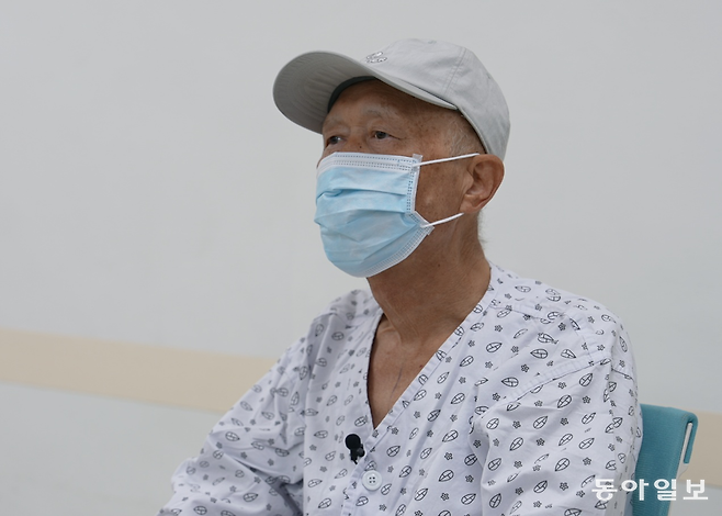 정재영 국립암센터 비뇨기암센터장과 전이성 전립선암 환우인 김기정 씨가 만나서 전립선암의 예방법과 최신 치료법에 관해 이야기를 나누고 있다.  이진한 의학전문기자·의사 likeday@donga.com