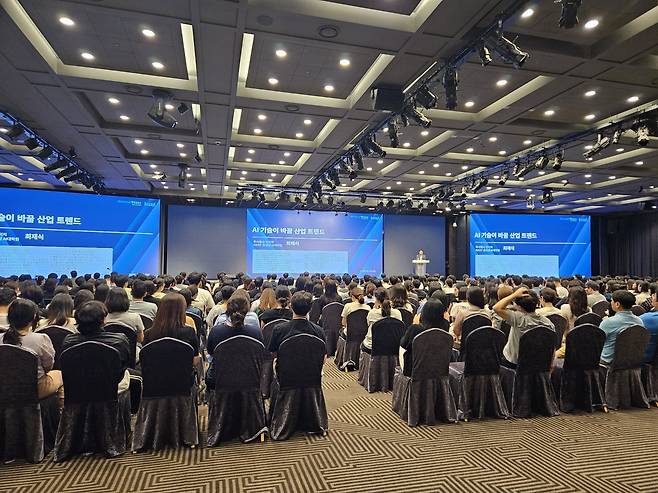 한세예스 24 홀딩스가 최재식 카이스트 AI 대학원 교수를 초청해 ‘AI 기술이 바꿀 산업 트렌드’를 주제로 전사 강연회를 실시했다. 한세예스 24 홀딩스 제공