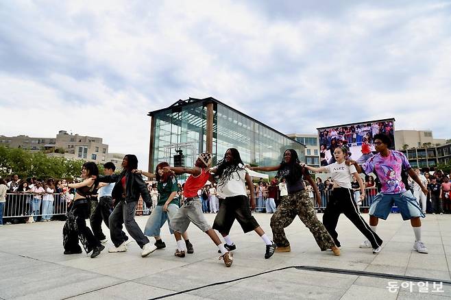 7일(현지시간) 프랑스 파리 앙드레시트로앵 공원에서 열린 ‘K 스트리트 페스티벌’에서 프랑스 청년들이 K팝 음악에 맞춰 춤추고 있다. 이번 페스티벌에는 6일부터 이틀간 프랑스 시민 6만 여명이 다녀갔다. 파리=유근형 특파원