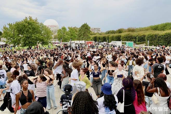 7일(현지시간) 파리 앙드레 시트로앵 공원에서 열린 ‘K 스트리트 페스티벌’에서 프랑스 청년들이 K팝 음악에 맞춰 춤추고 있다. 파리=유근형 특파원