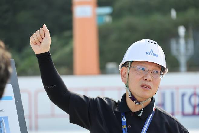 안재철 항우연 발사대팀 책임연구원이 발사대의 역할과 누리호 발사 프로세스에 대해 설명하고 있다. 한국항공우주연구원 제공