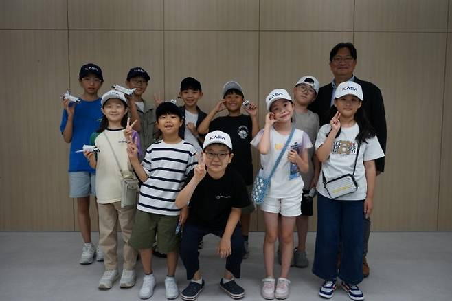 우주항공청 굿즈를 착용한 어린이 우주 기자단. 동아사이언스 제공