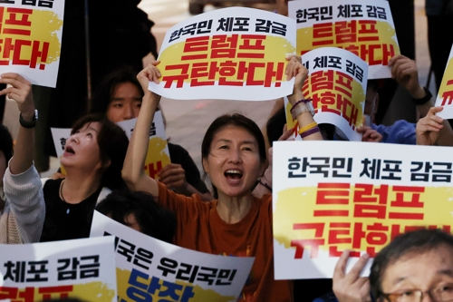 촛불행동, 한국대학생진보연합, 국민주권당 등 관계자들이 8일 서울 종로구 대한민국역사박물관 앞에서 우리 국민 체포 감금한 트럼프 규탄 및 석방 촉구대회를 하고 있다. 지난 4일(현지시간) 미국 이민세관단속국(ICE)은 조지아주 서배너에 위치한 현대차그룹-LG에너지솔루션 합작 배터리 공장 건설 현장에서 불법 체류자 단속을 벌여 한국인 근로자 300여 명을 체포·구금했다. [연합뉴스]
