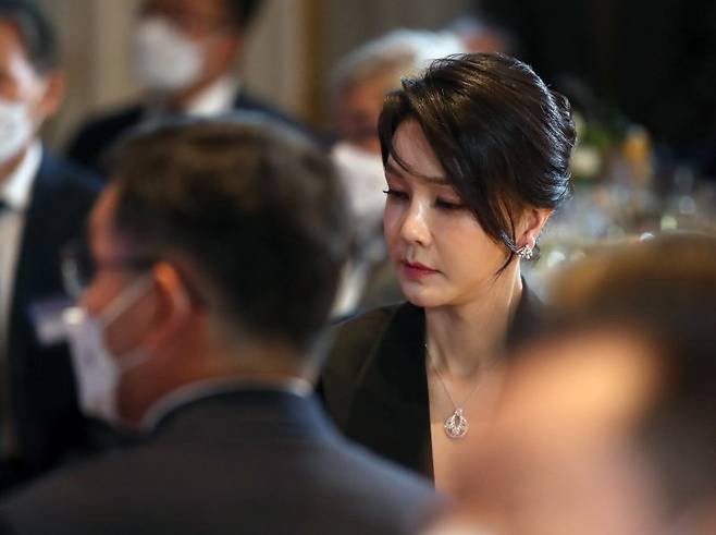 윤석열 대통령 부인 김건희 여사가 지난 2022년 6월 29일(현지시간) 마드리드 한 호텔에서 열린 스페인 동포 초청 만찬간담회에서 윤 대통령의 격려사를 듣고 있다. /사진=뉴시스