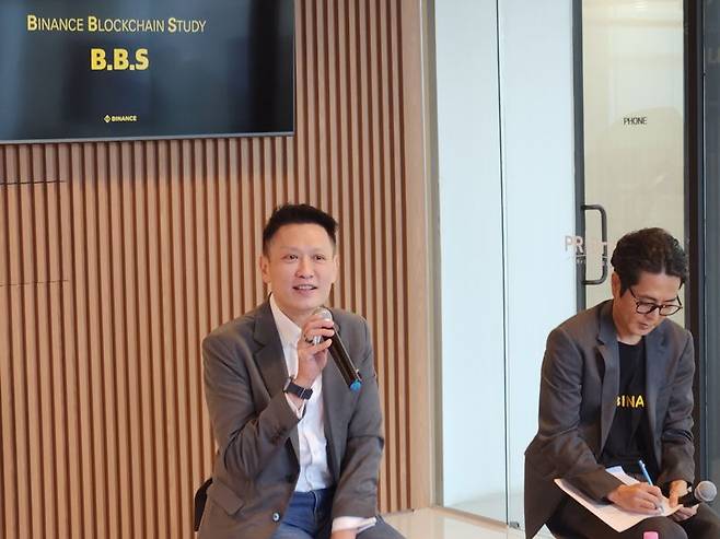 리처드 텅 바이낸스 최고경영자(왼쪽)가 8일 서울 서대문구 피알브릿지 라운지에서 진행된 ‘2025년 바이낸스 블록체인 세미나(BBS)’에서 기자들의 질문에 답하고 있다. 사진=임상혁 기자