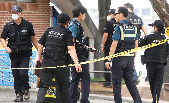 지난 2일 대구 수성구 수성못 인근에서 현역 육군 대위가 총상을 입고 사망한 채 발견된 가운데 사건 현장에서 육군수사단, 경찰 과학수사대 등이 현장조사를 벌이고 있다. 연합뉴스