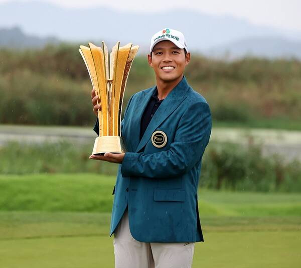 2025년 한국프로골프(KPGA) 투어 KPGA 파운더스컵 우승을 차지한 문도엽 프로가 우승 트로피를 들고 기념 촬영하는 모습이다. 사진제공=KPGA