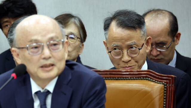 지난해 11월19일 오전 국회에서 열린 운영위에서 안창호 위원장(앞)이 발언을 하는 사이 이충상 상임위원이 뒤에 앉아 이를 듣고 있다. 김경호 선임기자 jijae@hani.co.kr