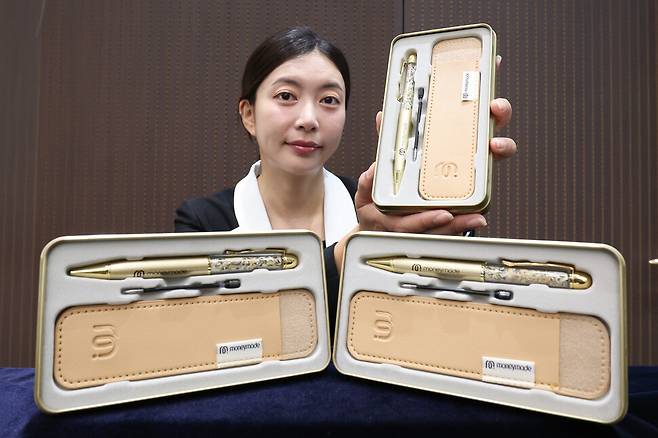 8일 오전 서울 마포구 한국조폐공사 화폐제품판매관에서 모델이 ‘황금볼펜 에디션’을 선보이고 있다. 최현수 기자 emd@hani.co.kr