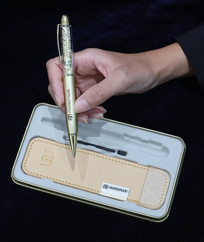 8일 오전 서울 마포구 한국조폐공사 화폐제품판매관에서 모델이 ‘황금볼펜 에디션’을 선보이고 있다. 최현수 기자 emd@hani.co.kr