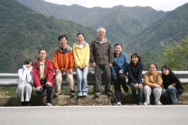 2007년 한겨레경제연구소 설립을 함께 주도했던 필자(왼쪽 둘째)와 고인(셋째) . 필자 제공