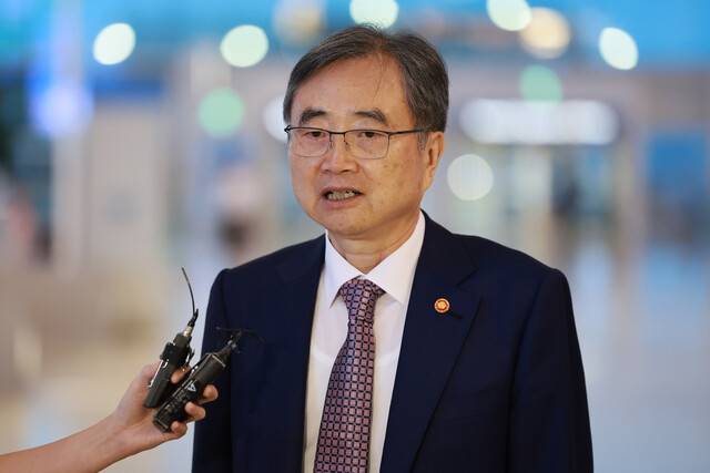 조현 외교부 장관이 8일 인천국제공항 제2여객터미널을 통해 미국으로 출국하며 취재진과 인터뷰하고 있다. 연합뉴스