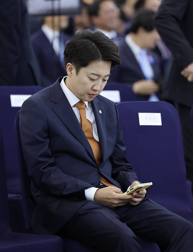 이준석 개혁신당 의원이 2025년 6월4일 오전 국회 중앙홀에서 열린 이재명 제21대 대통령 취임 선서식에 참석해 휴대전화를 보고 있다. 한겨레 자료