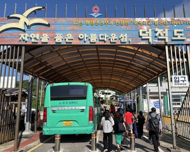 지난달 22일 인천 옹진군 덕적도 선착장에서 관광객들이 공영 버스를 타기 위해 이동하고 있다. 이환직 기자