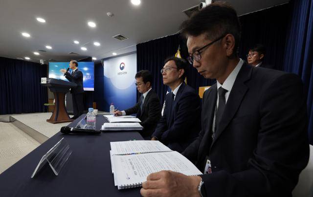 김윤덕 국토교통부 장관이 7일 정부서울청사에서 부동산 주택공급 확대 방안을 발표하고 있다. 사진 오른쪽부터 박종희 국세청 자산납세국 국장, 김규철 국토부 주택토지실장, 신진창 금융위 금융정책국장, 김 장관. 연합뉴스