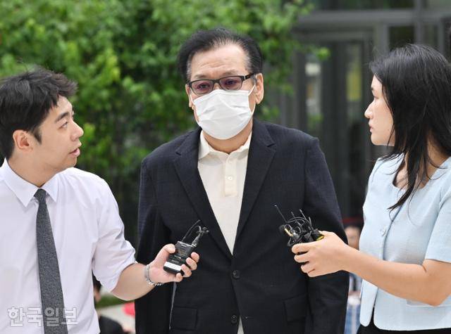 건진법사 전성배씨가 8월 18일 서울 종로구에 마련된 민중기 특별검사팀 사무실로 출석하고 있다. 홍인기 기자