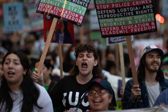 시위대가 6일(현지시간) 미국 일리노이주 시카고 그랜트 공원 인근에서 도널드 트럼프 미국 대통령의 이민 정책에 반대하는 구호를 외치고 있다. 트럼프 행정부는 시카고 지역에서 이민세관단속국(ICE) 단속을 대폭 강화하겠다고 밝혔다. 시카고=AFP 연합뉴스