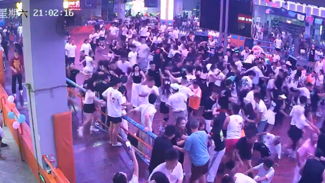 지난달 31일 중국 후난성의 한 롤러스케이트장에서 발생한 연쇄 추돌 사고로 링크 내부가 아수라장으로 변해 있다. MSN 캡처