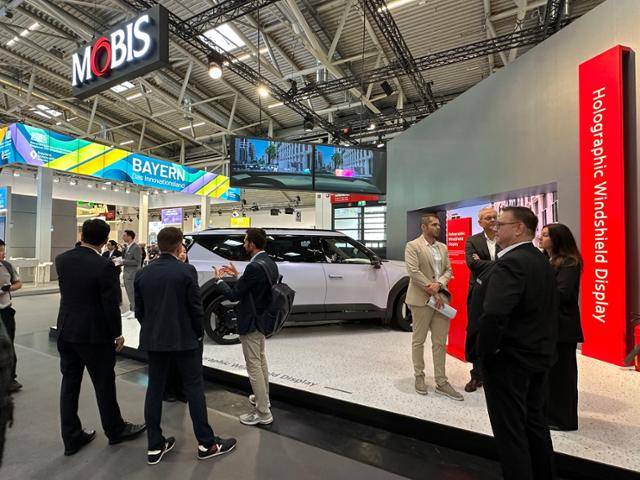 8일 독일 뮌헨에서 열린 'IAA 모빌리티 2025' 현대모비스 전시관에 유럽 완성차 구매 담당자들이 현대모비스 관계자들에게 제품을 문의하고 있다. 뮌헨=이상무 기자