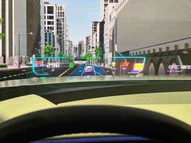 현대모비스가 IAA 모빌리티 2025에서 전시 중인 '홀로그래픽 윈드쉴드 디스플레이'. 운전석에 앉으면 전면 유리 눈높이에 주행과 관련된 정보가 모두 제공된다. 뮌헨=이상무 기자