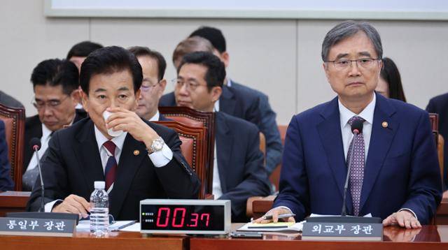 정동영(왼쪽) 통일부 장관과 조현 외교부 장관이 8일 오후 서울 여의도 국회에서 열린 외교통일위원회 전체회의에서 의원 질의를 듣고 있다. 뉴시스