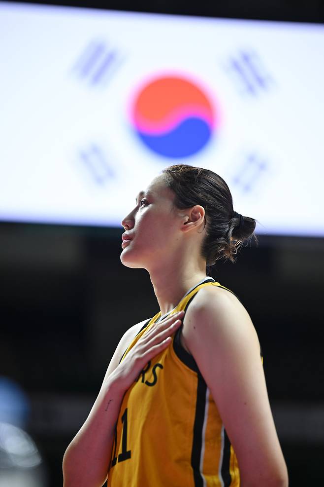 KB 강이슬이 6일 부산 사직실내체육관에서 열린 후지쯔와의 2025 BNK금융 박신자컵 4강전을 앞두고 국민의례를 하고 있다. 사진=WKBL