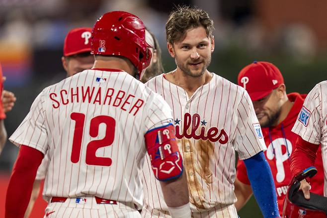 <yonhap photo-3200=""> Philadelphia Phillies' Trea Turner, right, looks on as they celebrate his game-winning hit following the 10th inning of a baseball game against the Atlanta Braves, Saturday, Aug. 30, 2025, in Philadelphia. (AP Photo/Chris Szagola)/2025-08-31 10:51:47/ <저작권자 ⓒ 1980-2025 ㈜연합뉴스. 무단 전재 재배포 금지, AI 학습 및 활용 금지></yonhap>