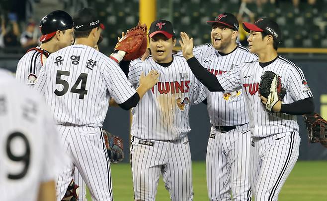 7일 오후 잠실야구장에서 열린 2025 프로야구 두산과 LG 경기. LG가 4-3 승리했다. 경기 종료 후 선수들이 승리를 자축하고 있다. 잠실=정시종 기자 capa@edaily.co.kr /2025.08.07.