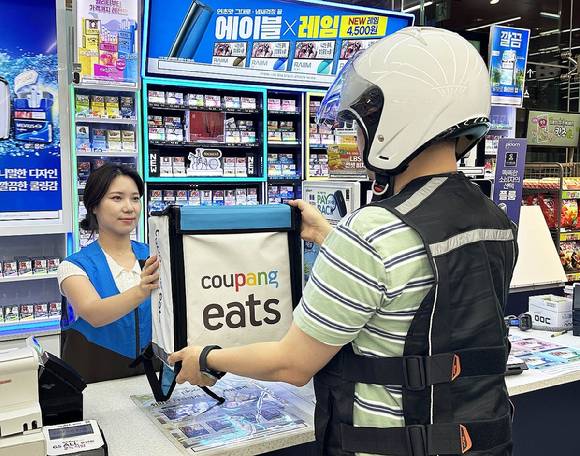 GS리테일이 운영하는 편의점 GS25와 슈퍼마켓 GS더프레시가 '쿠팡이츠 쇼핑'에 입점했다.사진은 GS25 매장에서 쿠팡이츠 배달 모습.  [사진=GS리테일]