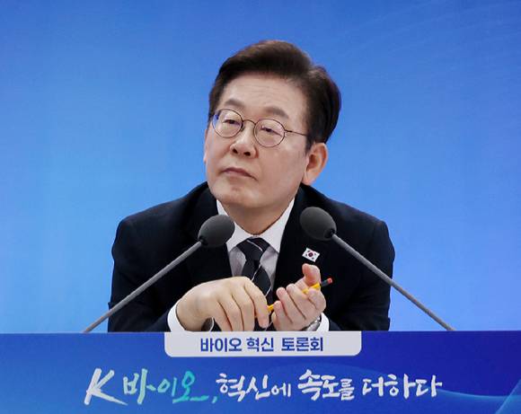 이재명 대통령이 지난 5일 인천 송도 컨벤시아에서 열린 바이오 혁신 토론회에서 참석자의 발언을 듣고 있다. 2025.9.5 [사진=연합뉴스]