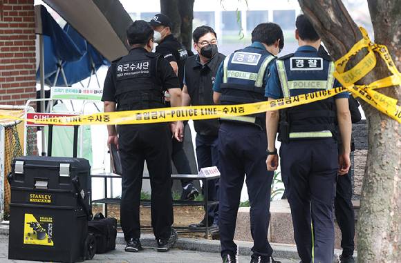 지난 2일 대구 수성구 수성못 인근에서 현역 육군 대위가 총상을 입고 사망한 채 발견된 가운데 사건 현장에서 육군수사단, 경찰 과학수사대 등이 현장조사를 벌이고 있다. [사진=연합뉴스]