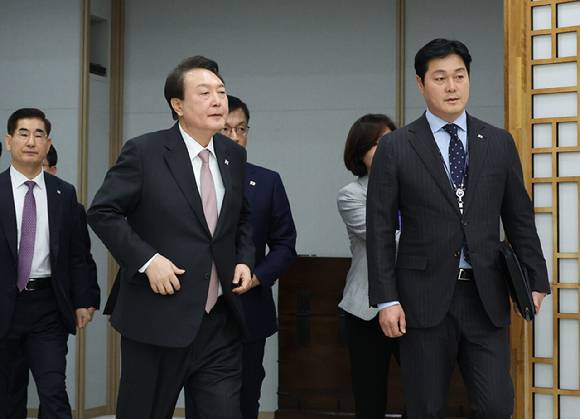 윤석열 전 대통령과 김승희 전 대통령실 의전비서관(오른쪽) [사진=연합뉴스]