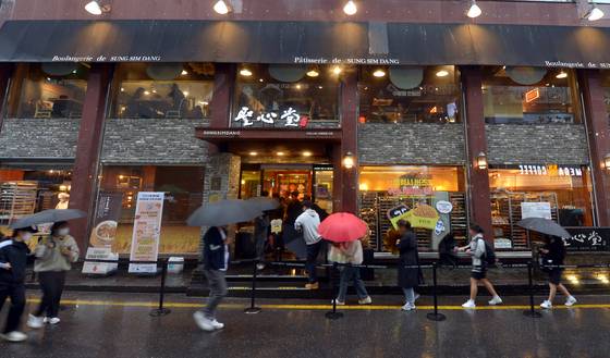 대전을 대표하는 빵집 성심당 본점 앞에 고객들이 줄을 서서 기다리고 있다. 중앙포토